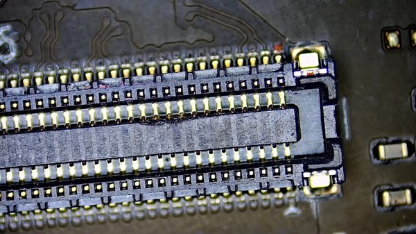 Severe Warning! RTX 5090 FE Internal Connectors Are Extremely Fragile， Damaged Ones Are Unrepairable