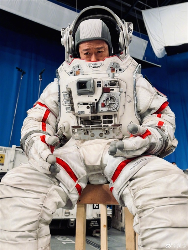 Blogger analyzes details of Wu Jing's 'The Wandering Earth 3' spacesuit set photo， expresses admiration.