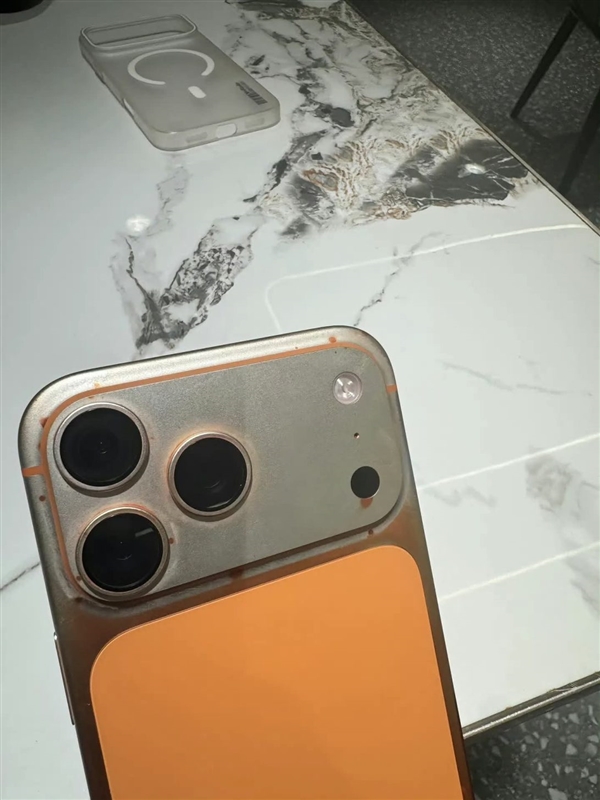 安卓看懵！网友称iPhone 17 Pro Max被湿巾擦掉漆：画面难以置信