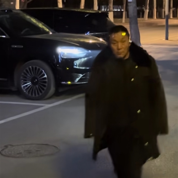 AITO M9 Driverless Parking Amuses Security Guard