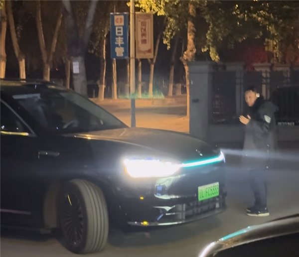 AITO M9 Driverless Parking Amuses Security Guard
