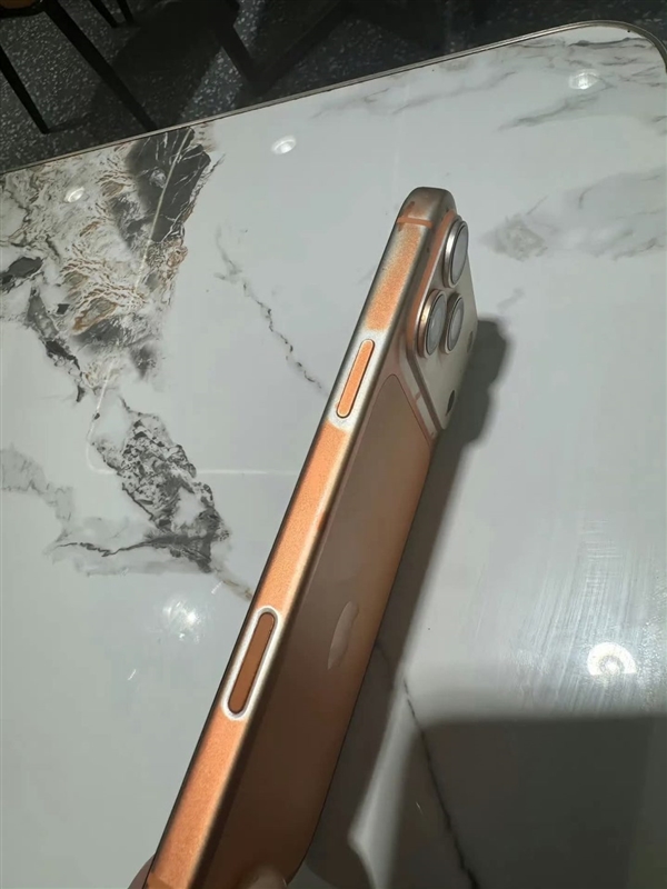 安卓看懵！网友称iPhone 17 Pro Max被湿巾擦掉漆：画面难以置信