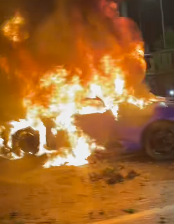 不止电车会起火 成都一兰博基尼撞上绿化带后自燃烧成空壳