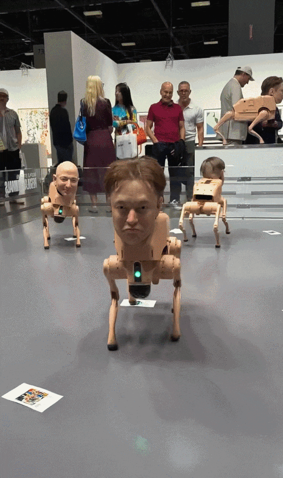 神似马斯克的机器狗在艺术展上演绎“行为艺术”