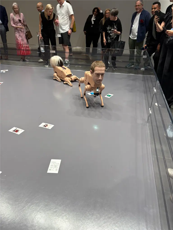 神似马斯克的机器狗在艺术展上演绎“行为艺术”