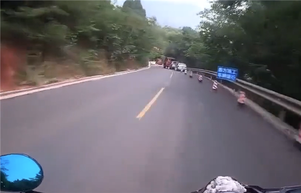 狂飙169km/h 两男子骑摩托竞速还多次逆行超车：被撞到沟里