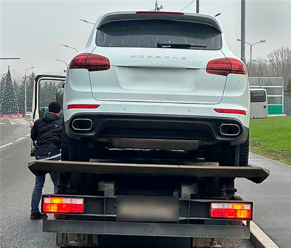 豪华汽车变“报废车” 俄罗斯数百辆保时捷突然无法启动！