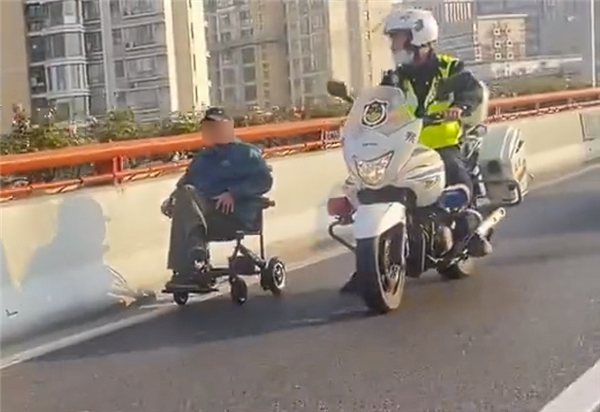 上海86岁老人把电动轮椅开上高架 官方通报：系误入