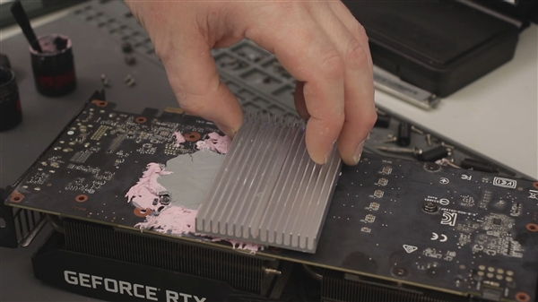 RTX 2060装上双CPU塔式散热器：热点温度骤降35°C！