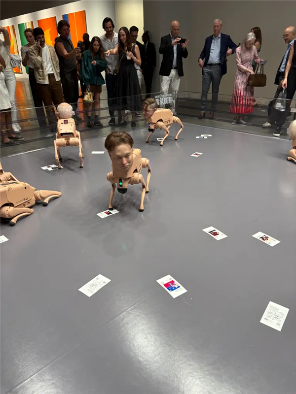 神似马斯克的机器狗在艺术展上演绎“行为艺术”