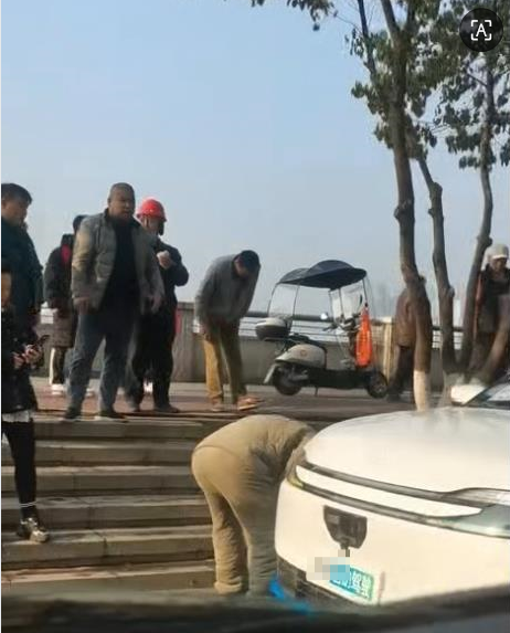 株洲一无人驾驶汽车撞倒路人 当地：交警和救护车已到现场处理