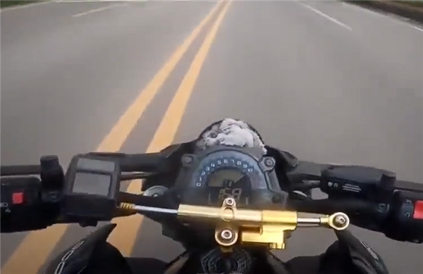 狂飙169km/h 两男子骑摩托竞速还多次逆行超车：被撞到沟里