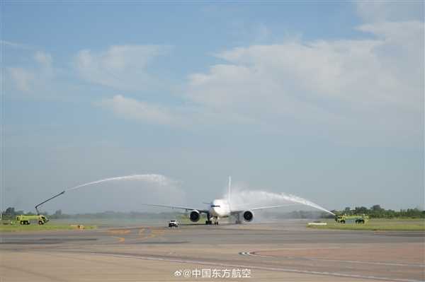 2万公里全球最长单程航线完成首航：“水门仪式”接风洗尘