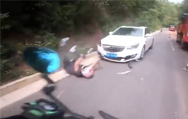 狂飙169km/h 两男子骑摩托竞速还多次逆行超车：被撞到沟里