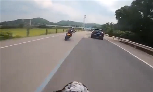 狂飙169km/h 两男子骑摩托竞速还多次逆行超车：被撞到沟里
