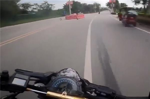 狂飙169km/h 两男子骑摩托竞速还多次逆行超车：被撞到沟里