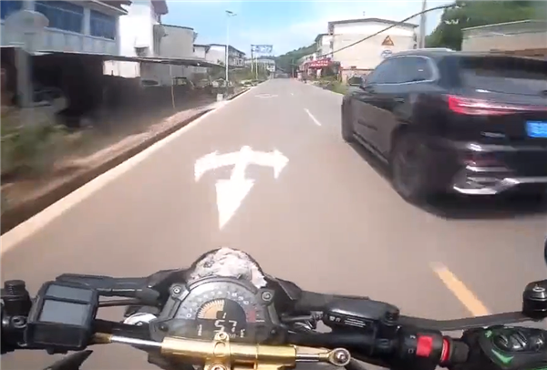 狂飙169km/h 两男子骑摩托竞速还多次逆行超车：被撞到沟里