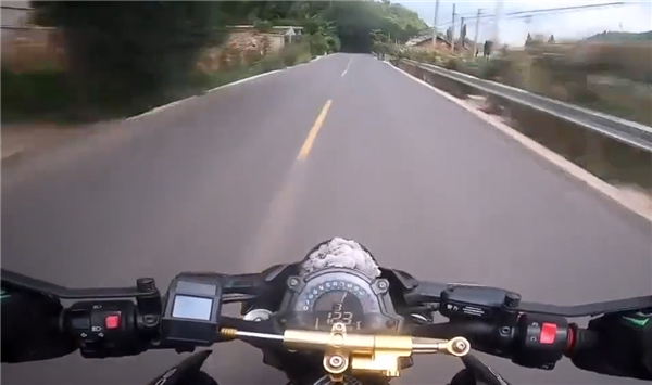 狂飙169km/h 两男子骑摩托竞速还多次逆行超车：被撞到沟里