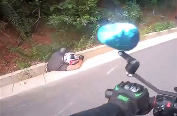 狂飙169km/h 两男子骑摩托竞速还多次逆行超车：被撞到沟里