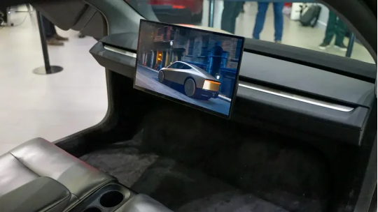 何小鹏：特斯拉很优秀 但Robotaxi仍需要方向盘和刹车