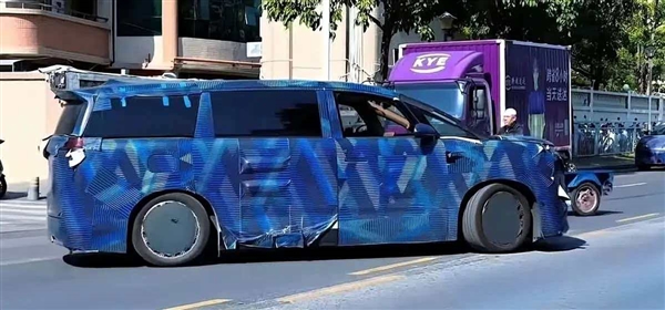 5.4米超长车身！腾势D9L谍照曝光：300km+纯电续航