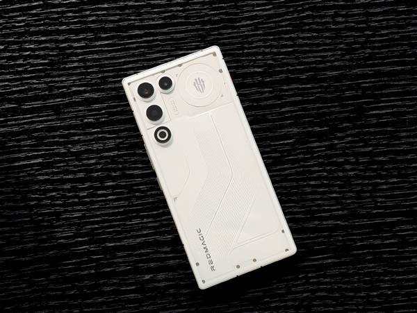 行业唯一真全面屏Air!红魔11 Air真机图出炉:正面无开孔+透明背板