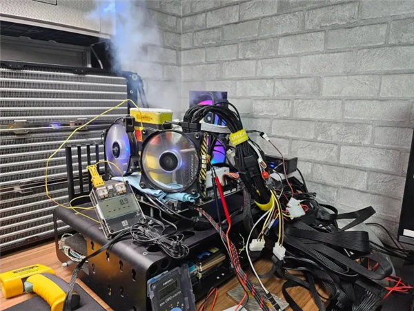 微星旗舰卡皇！RTX 5090 Lightning Z曝光：双12V-2×6接口、40相供电