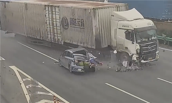 错过路口强行变道遭半挂猛撞！小车女司机：我打了转向灯啊