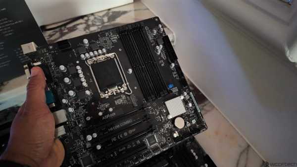 华擎妖板H610 Combo实物曝光：2槽DDR4+4槽DDR5合体！