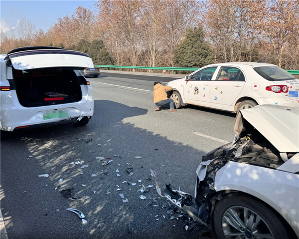 理想汽车：800万法拉利SUV高速撞击理想L9 硬生生抗下了！