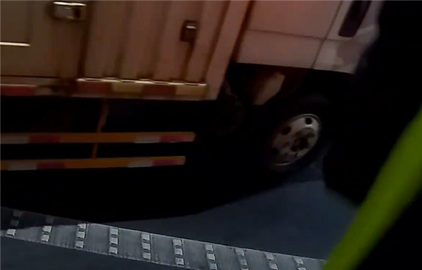 车没油抛锚司机往油箱添水：抖音上说的 加水能多开一小时