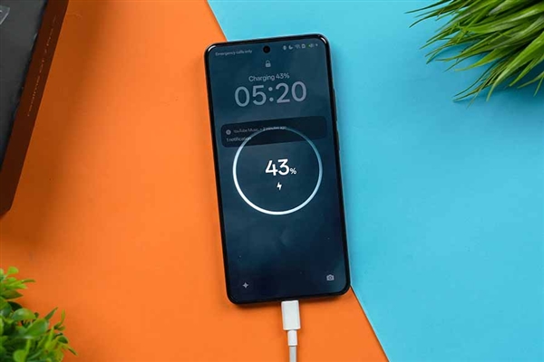 真我Neo8真机谍照曝光：金属中框与觉醒光环设计