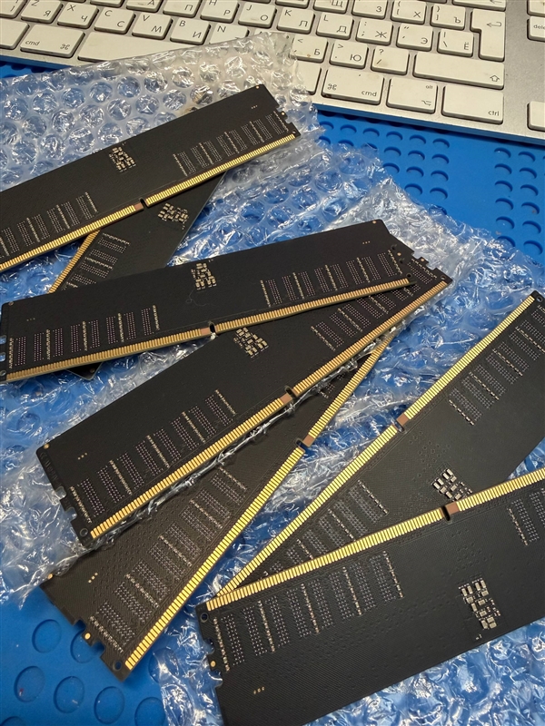 俄罗斯大神省钱绝技：用笔记本拆机芯片自制32GB DDR5台式机内存 只花了1/3的钱
