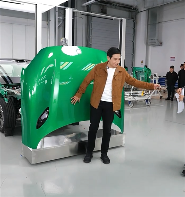 雷军直播现场跟小米SU7机盖比身高：1米83竟不占优势