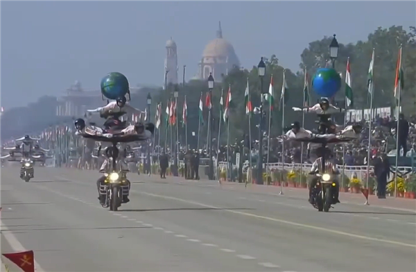 印度阅兵再现传统艺能：42名女兵同骑9辆摩托叠成人墙