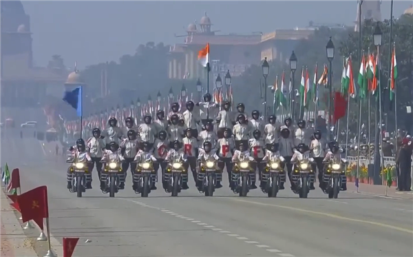 印度阅兵再现传统艺能：42名女兵同骑9辆摩托叠成人墙