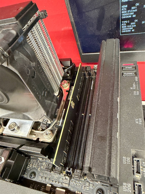 俄罗斯大神省钱绝技：用笔记本拆机芯片自制32GB DDR5台式机内存 只花了1/3的钱