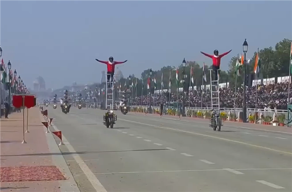 印度阅兵再现传统艺能：42名女兵同骑9辆摩托叠成人墙