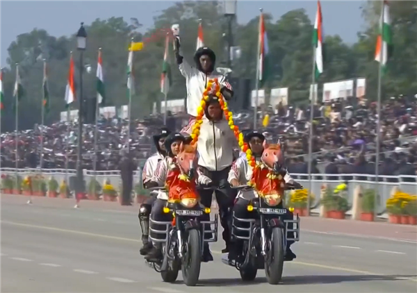 印度阅兵再现传统艺能：42名女兵同骑9辆摩托叠成人墙