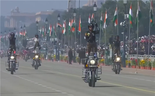 印度阅兵再现传统艺能：42名女兵同骑9辆摩托叠成人墙