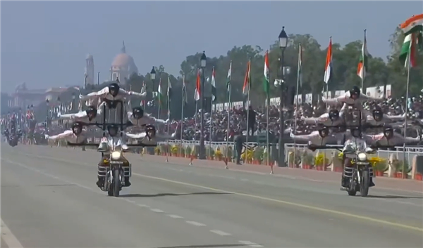 印度阅兵再现传统艺能：42名女兵同骑9辆摩托叠成人墙