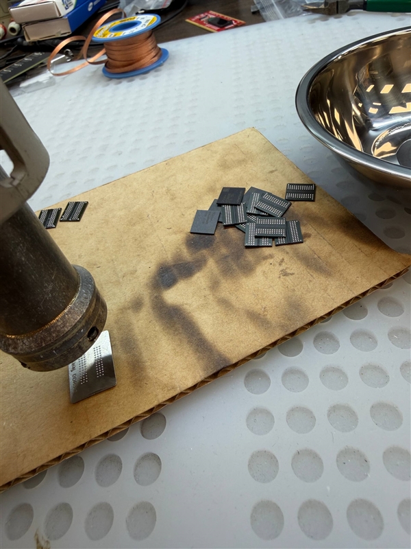 俄罗斯大神省钱绝技：用笔记本拆机芯片自制32GB DDR5台式机内存 只花了1/3的钱