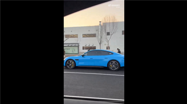 新一代SU7卡布里蓝实拍图曝光 雷军回应：新车已到最后阶段 将提前安排展车到店