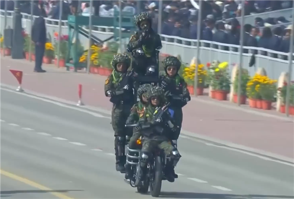 印度阅兵再现传统艺能：42名女兵同骑9辆摩托叠成人墙