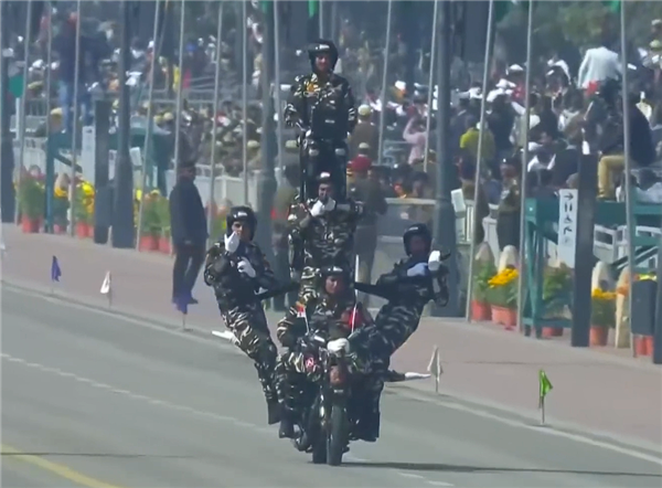 印度阅兵再现传统艺能：42名女兵同骑9辆摩托叠成人墙