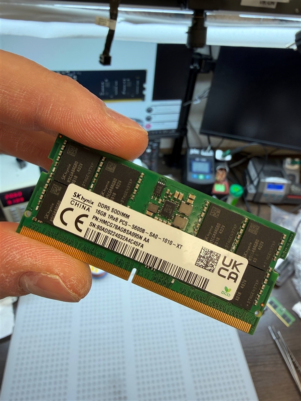 俄罗斯大神省钱绝技：用笔记本拆机芯片自制32GB DDR5台式机内存 只花了1/3的钱