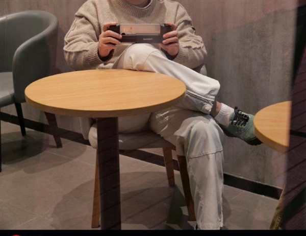 真我Neo8真机谍照曝光：金属中框与觉醒光环设计