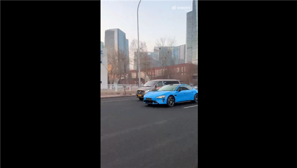 新一代SU7卡布里蓝实拍图曝光 雷军回应：新车已到最后阶段 将提前安排展车到店