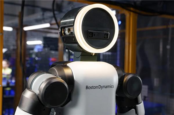 波士顿动力人形机器人亮相CES 计划2028年进厂造车