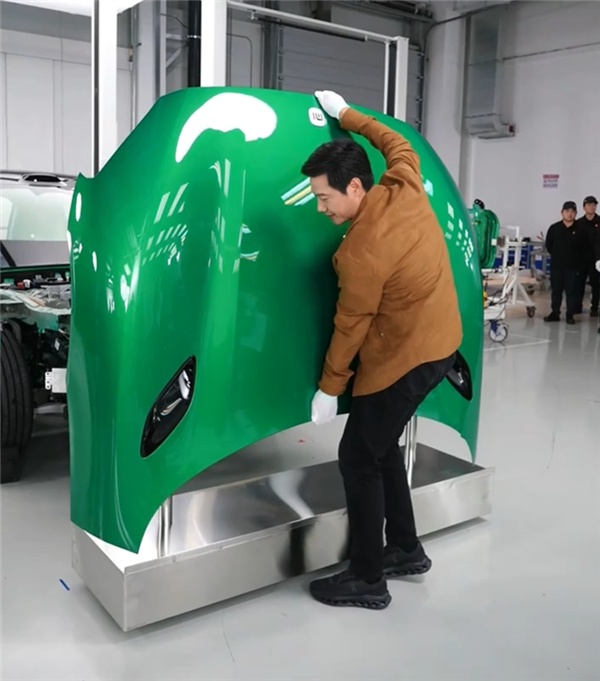 雷军直播现场跟小米SU7机盖比身高：1米83竟不占优势